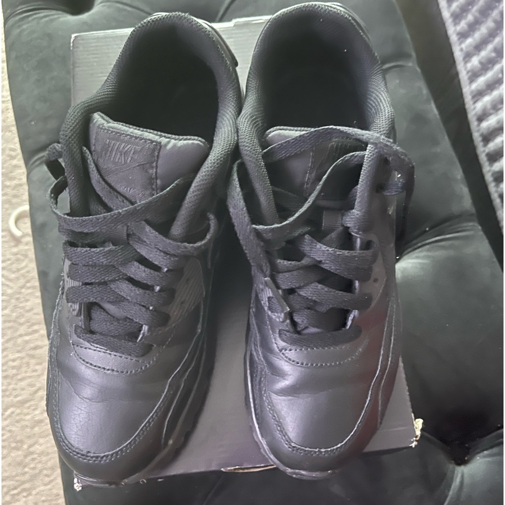 Nike used air max size 5.5 big kids.  Black in great condition size 7.5 women.